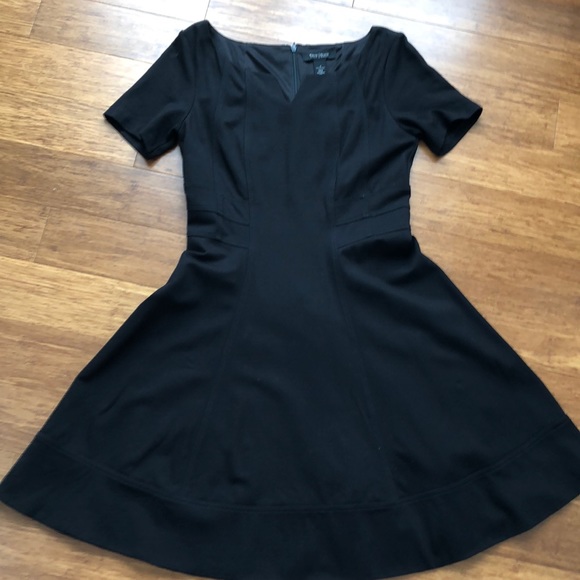 Black short-sleeved dress with A-line skirt - Picture 4 of 5